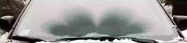 Zamrzele celni sklo - nepřítel stěraců