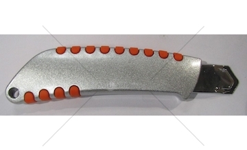 NOZ DO TAPET 18MM METALOWY GUMOWANY CORONA C9108