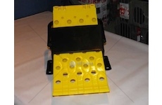 Klín zakládací pod kola velký L 475 žlutý komplet s držákem