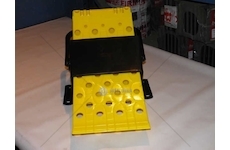 Klín zakládací pod kola žlutý SERTPLAS 5502AB